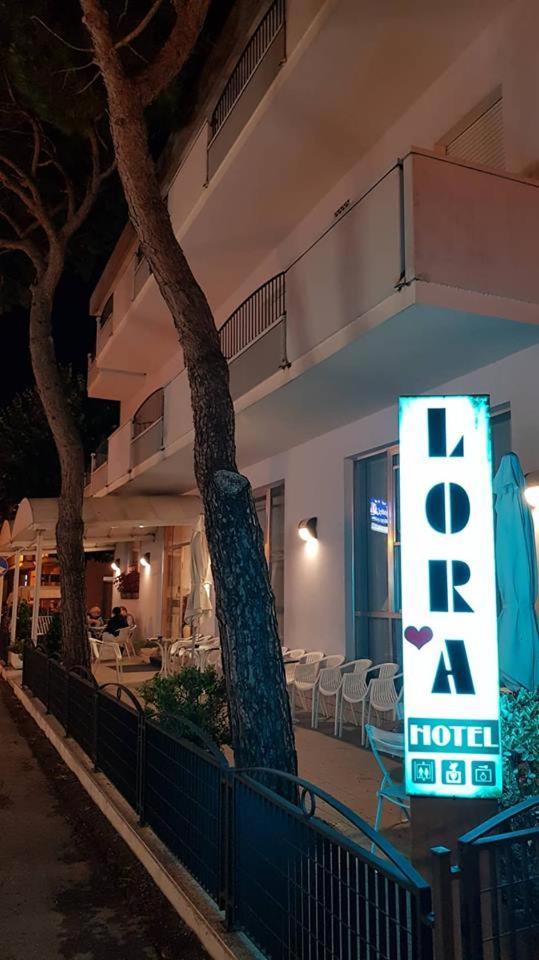 Hotel Lora Rimini Buitenkant foto